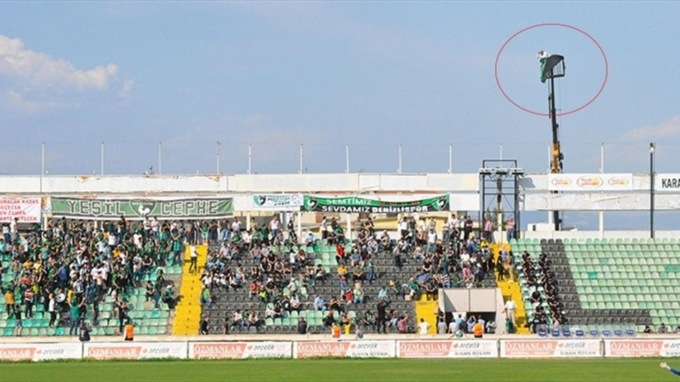 Фанату турецкого клуба запретили посещать стадион. Тогда он арендовал кран