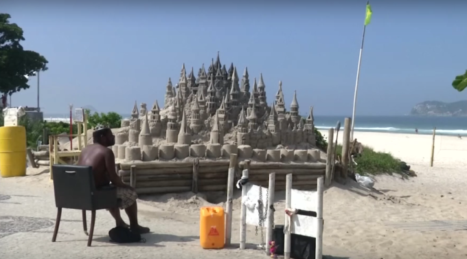 Бразилец прожил 22 года в песочном замке на пляже