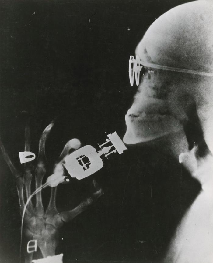 Рентгеновская демонстрация новой электробритвы Westinghouse, США, 1941 год