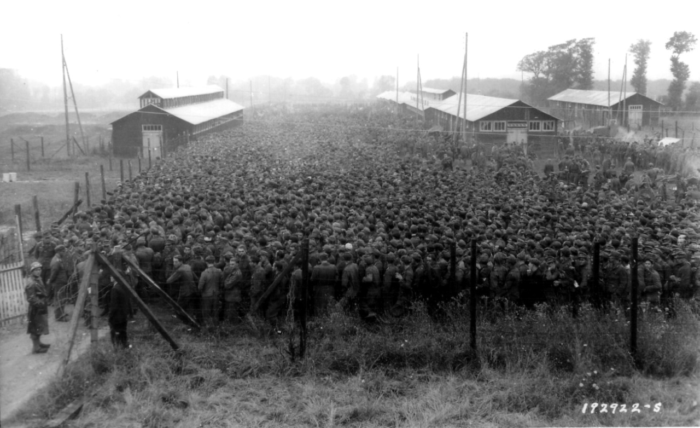 Лагерь немецких военнопленных в американской зоне оккупации. Германия, 1945 г.