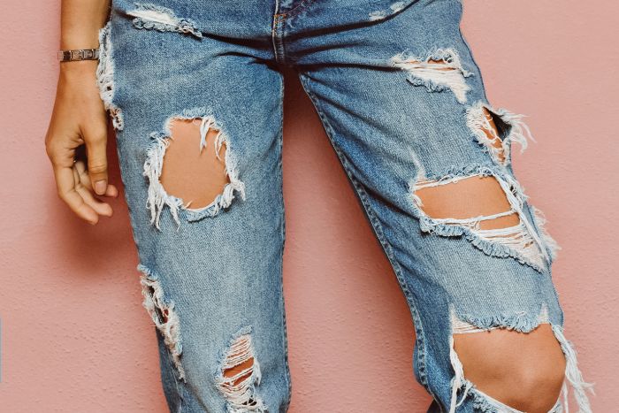Почему не стоит носить дырявые джинсы в жару