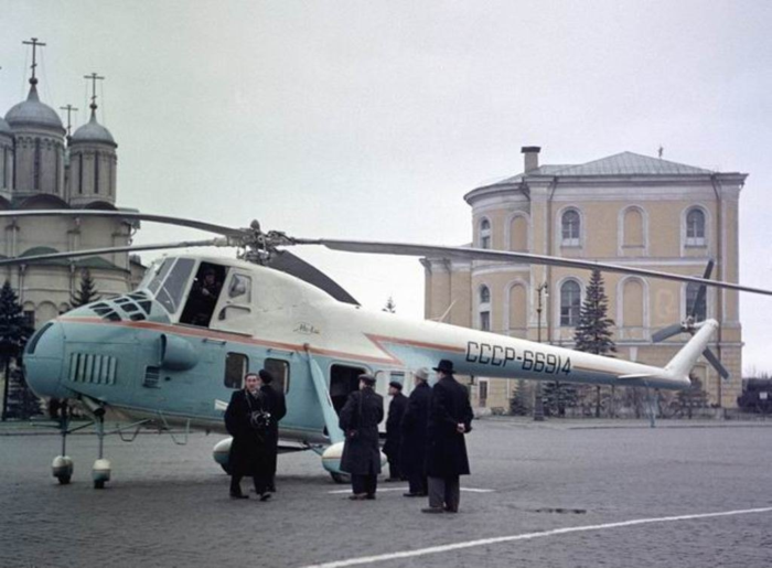 Генеральному секретарю ЦК КПСС Никите Хрущеву показывают в Кремле созданный для него персональный вертолет Ми–4С, 1959 год, Москва