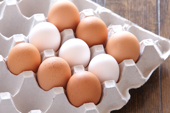 Отличие белых и коричневых куриных яиц
