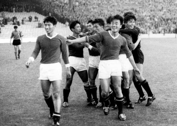 Сборная КНДР после победы над сборной Италии на чемпионате мира по футболу, 1966 год, Англия