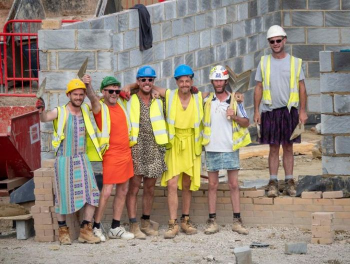 В Великобритании строители пришли на работу в платьях и юбках