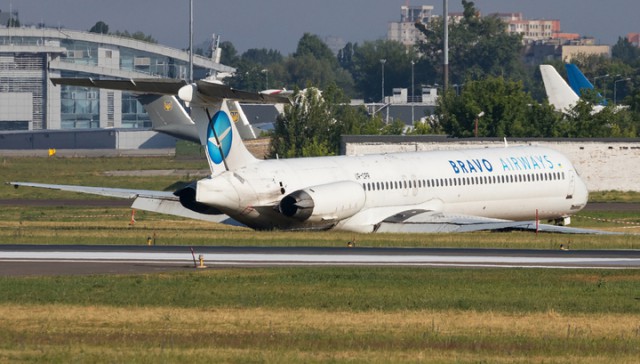 Пассажир снял на видео неудачную посадку авиалайнера в киевском аэропорту
