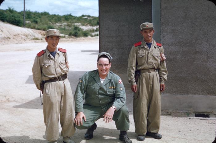 Американский и северокорейские солдаты на линии разграничения, установленной после войны, 1956 год, Пханмунджон, Корея