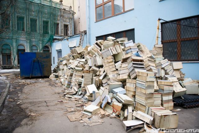 Куча необычного мусора в одном из дворов в Москве