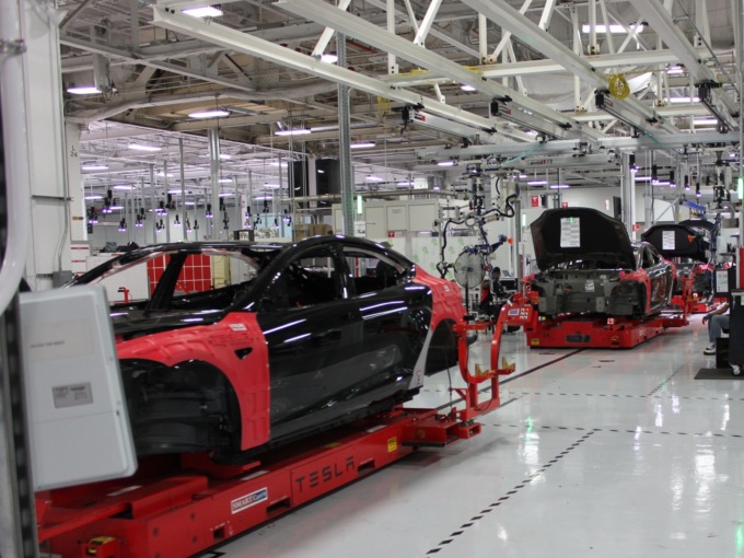 Tesla отказалась от теста тормозов Model 3, чтобы ускорить производство