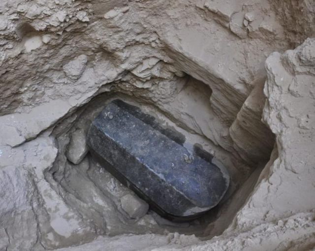 Археологи нашли в Александрии загадочный саркофаг