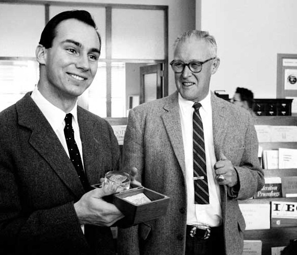 Ага–хану IV презентовали тринитит, 1959, Лос–А́ламос