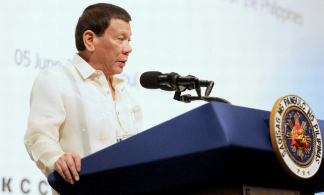Президент Филиппин пообещал подать в отставку, если ему докажут существование бога