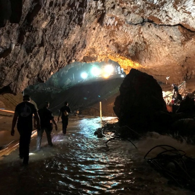 Из затопленной пещеры в Таиланде спасли всех детей и тренера.