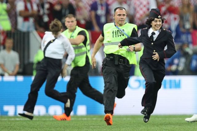 Четверо участников "Pussy Riot" выбежали на поле во время матча "Франция - Хорватия" 