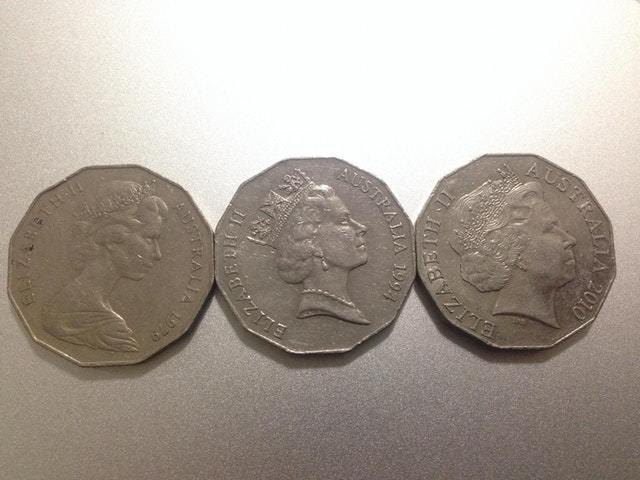 Королева Англии стареет на монетах