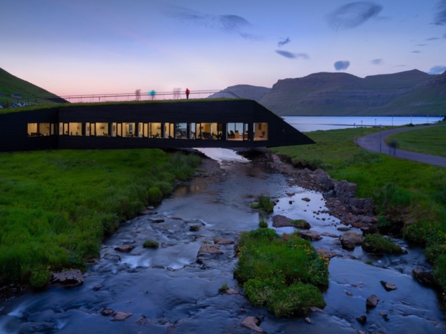 Здание, выполняющее функции моста через реку на Фарерских островах