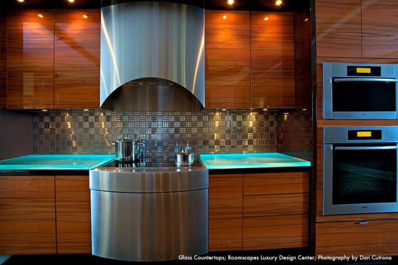 Стеклянные столешницы в интерьере кухни (30 фото)