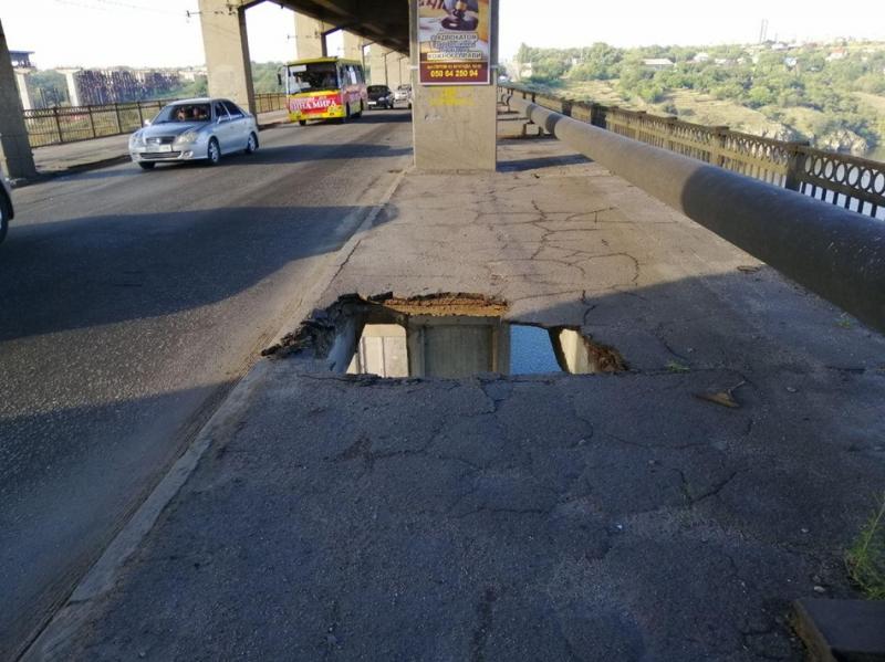 А в Запорожье творится трешак на мосту Преображенского