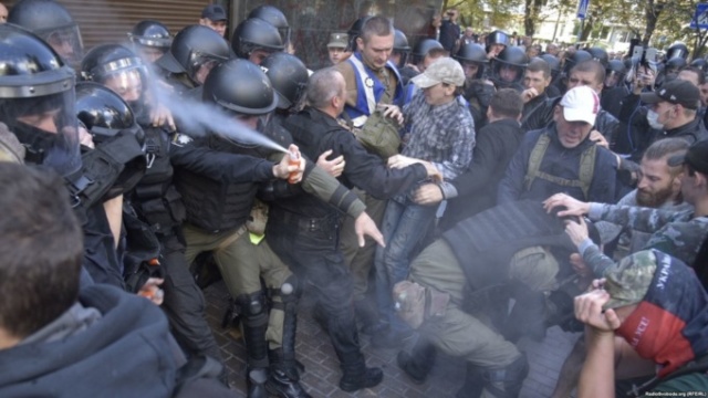 Украинского полицейского, прыснувшего себе в лицо газовым баллончиком, сравнили со старым мемом 