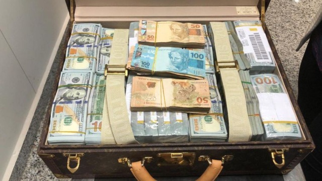 У сына президента Экваториальной Гвинеи изъяли в аэропорту два чемодана с драгоценностями и наличкой