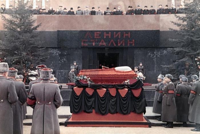 Гроб с телом Иосифа Сталина перед помещением его в мавзолей, 9 марта 1953 года, Москва