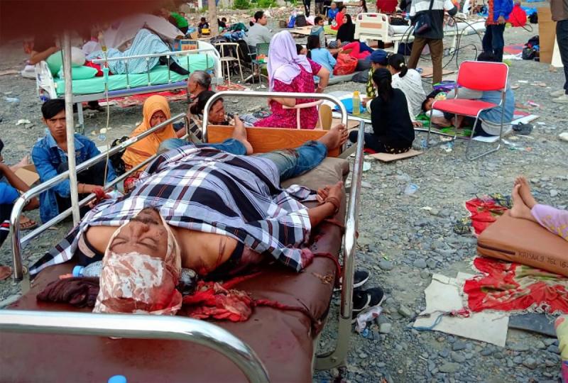 В результате землетрясения и цунами в Индонезии погибли десятки людей