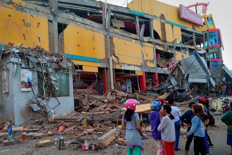 В результате землетрясения и цунами в Индонезии погибли десятки людей
