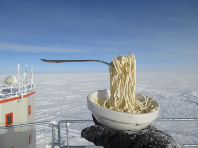 Фото: Лапша, оставленная на антарктической станции при -60℃