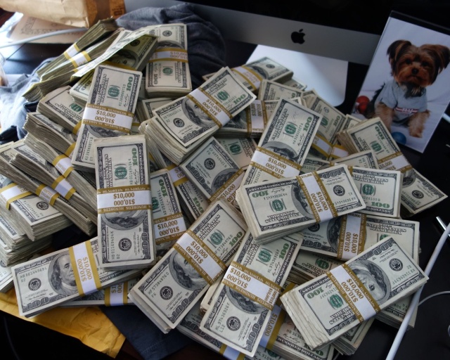 Мусорщик из США нашел "500 тысяч долларов"