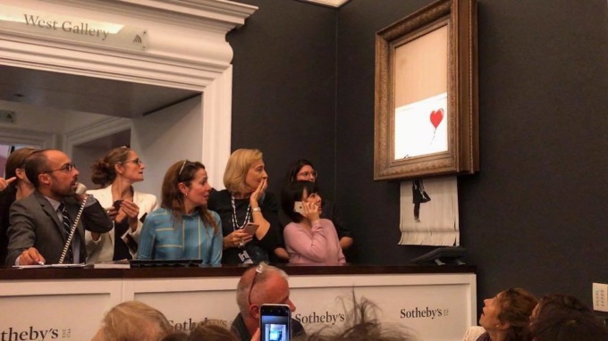 Картина Бэнкси самоуничтожилась встроенным в раму шредером после продажи на аукционе Сотбис