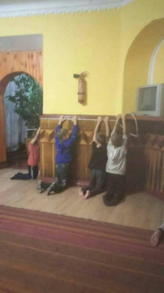 В одном из украинских санаториев детей били ногами и заставляли стоять на коленях: мальчик сфотографировал издевательства