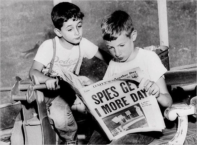 Майкл и Роберт Розенберги читают статью о предстоящей казни их родителей. США, 1953