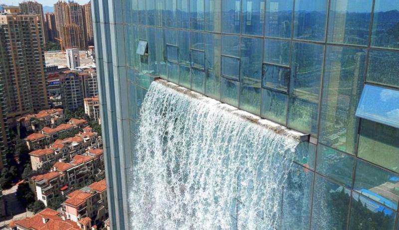 В Китае построили небоскреб со 108-метровым водопадом