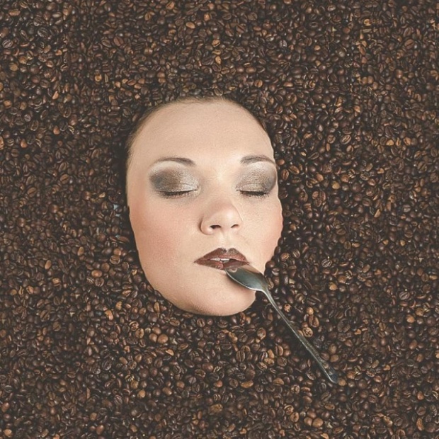 Обратная сторона фотографии с "утопающей" в кофейных зернах девушкой