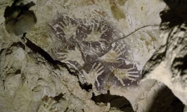 Загадочный рисунок внутри многокилометровой пещеры в Индонезии