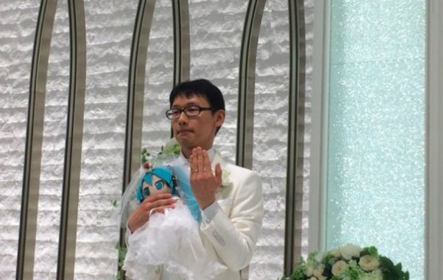 Житель Японии женился на анимешной виртуальной певице Мику Хацунэ 