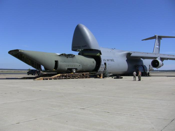 Транспортировка фюзеляжа Lockheed C–130 Hercules