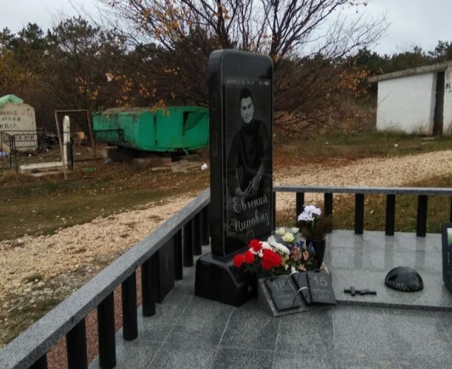 Надгробный памятник в виде iPhone (2 фото)