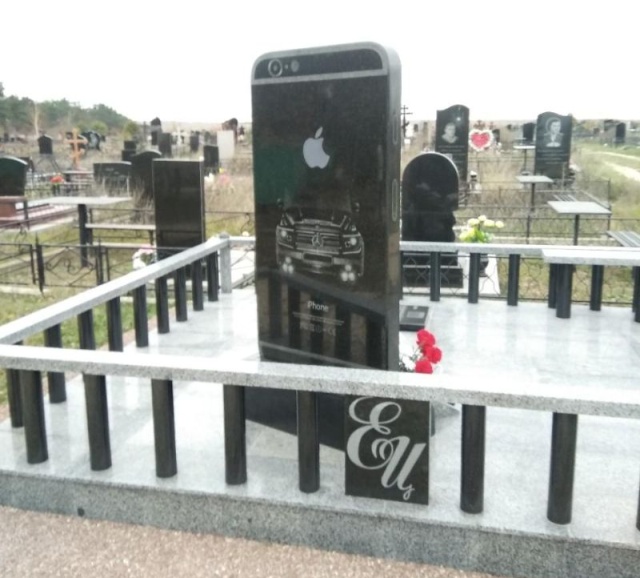 Надгробный памятник в виде iPhone (2 фото)