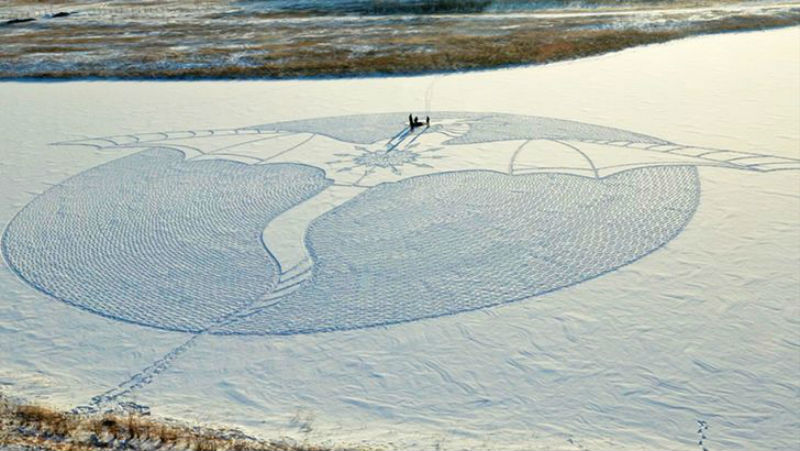 Художник целыми днями топчет Сибирь, чтобы создать красивые рисунки на снегу