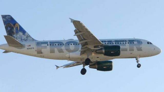 Авиалайнер Airbus A320 потерял часть обшивки после взлета