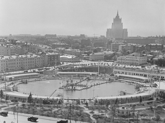 Интересные факты о крупнейшем в Советском Союзе открытом бассейне "Москва"