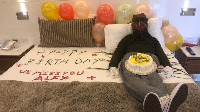 В отеле постояльцев поздравили с днем рождения умершего сына, украсив номер "покойником" и шариками