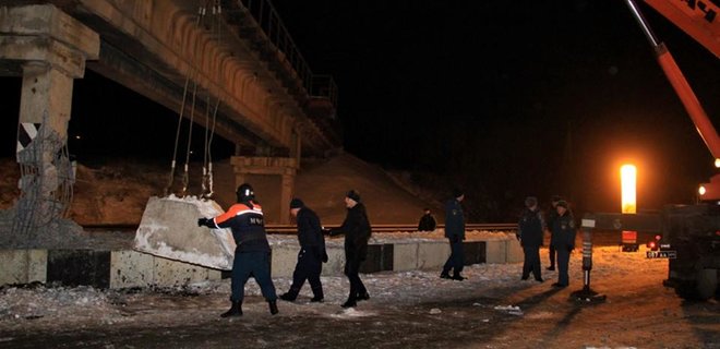 В Донецке подорвали железнодорожный мост