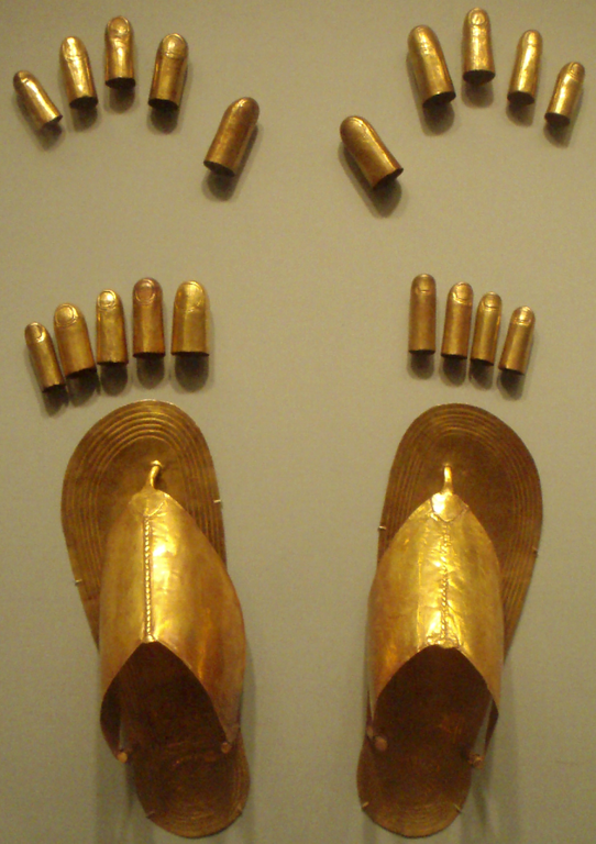 Золотые сандалии с напальчниками для рук и ног одной из младших жен Тутмоса III