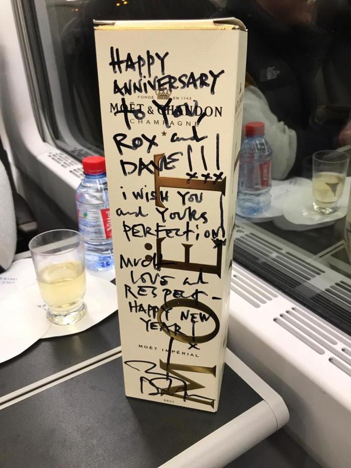 Джонни Депп подарил молодой паре бутылку дорогого шампанского по пути в Лондон.