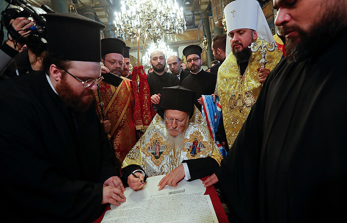 В Стамбуле подписали томос об автокефалии Православной церкви Украины