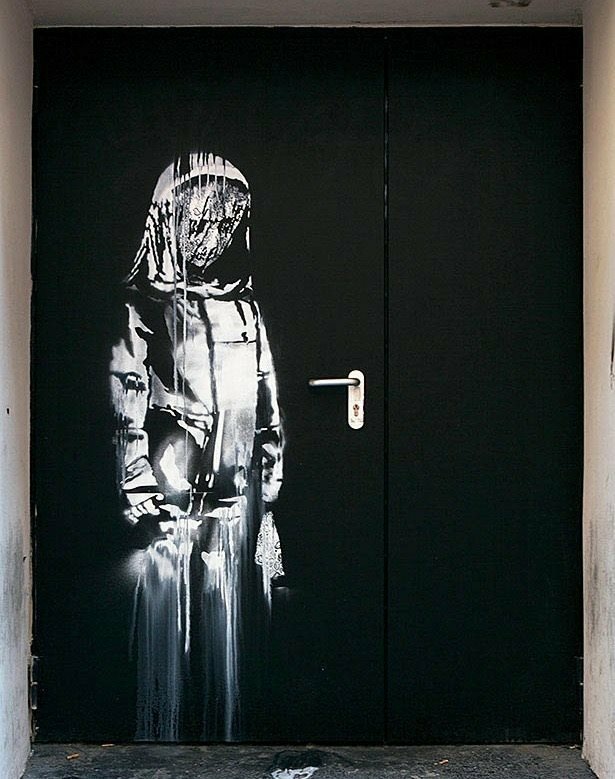 Парижский театр «Батаклан» сообщил о краже граффити Бэнкси, посвящённого жертвам теракта 2015 года