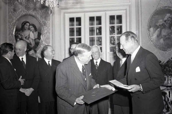 Эгаш Мониш на церемонии получения Нобелевской премии, 1949 год, Стокгольм