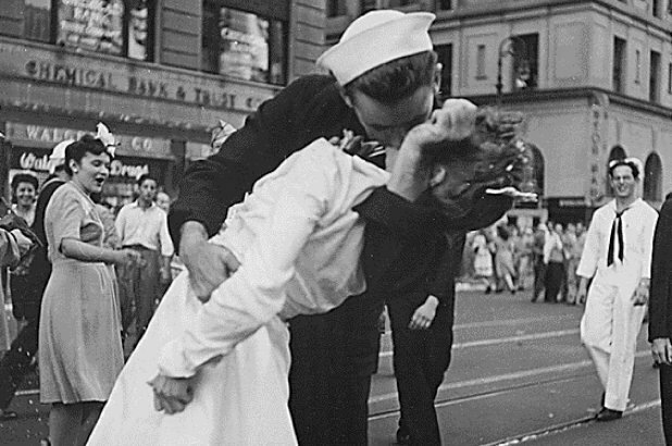 Моряк с фото поцелуя после войны умер в возрасте 95 лет. Медсестра со снимка ушла из жизни три года назад